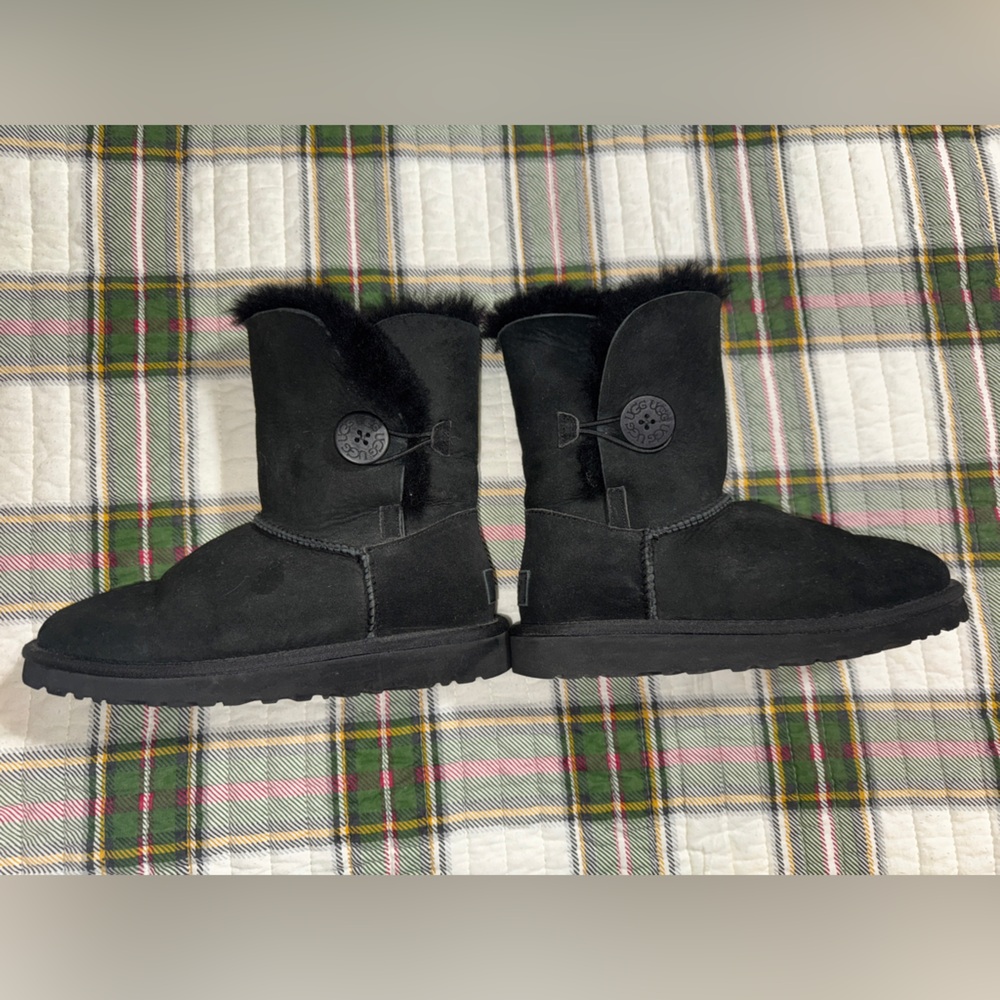 Used Ugg Bailey button classic size 6